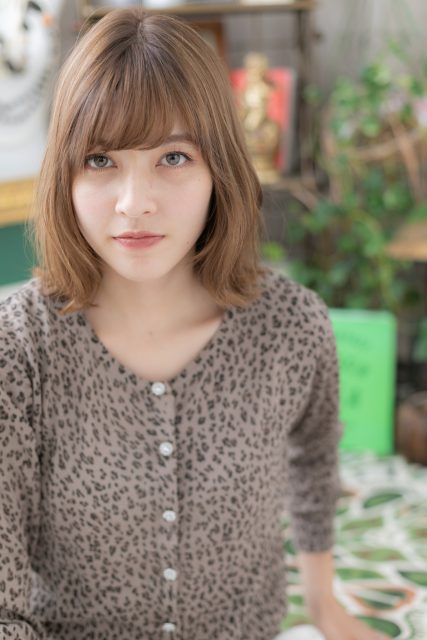 外国人風ベージュ系カラーくびれミディ