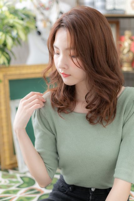 くせ毛風セミディ…グラマラスレイヤーカット