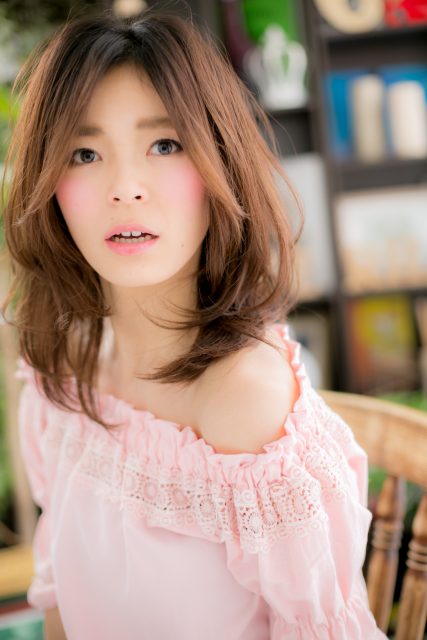 かき上げセンターパートウルフパーマミディ