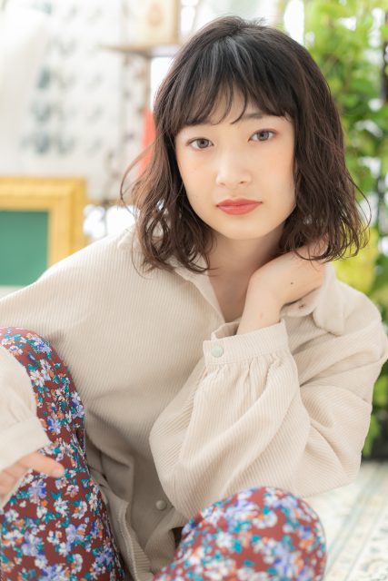 黒髪アッシュグレイくせ毛風エアリーミディ