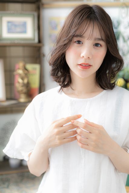 黒髪くすみカラーくせ毛風エアリーミディ