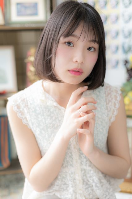アッシュグレイツヤ髪耳かけ小顔前下がりボブ