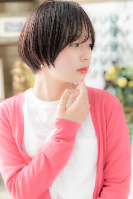 黒髪くすみカラー前下がりミニボブショート