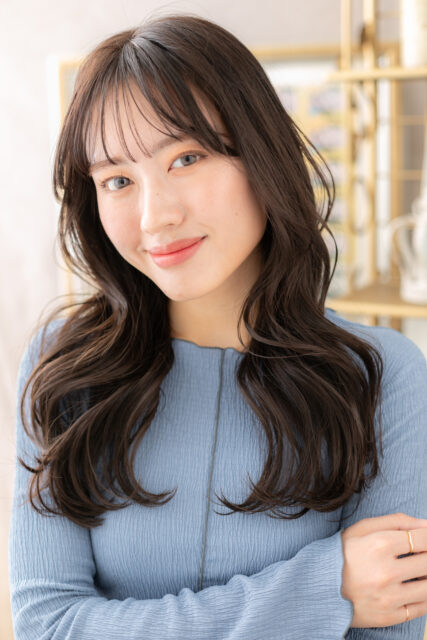 ゆるふわ波巻きウェーブ黒髪ウェットヘア