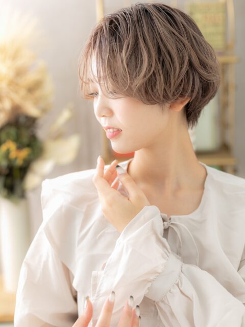 細めハイライトフェザーショートヘア20代
