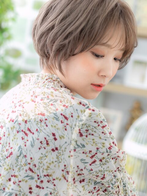 大人可愛いグレージュ小顔ショート20代30代