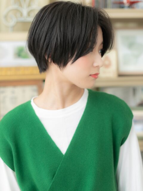 大人可愛いセンターパート小顔ショート20代30代