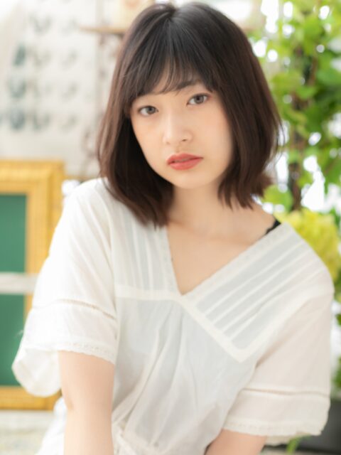 大人可愛い外ハネくせ毛風ミディアム20代30代