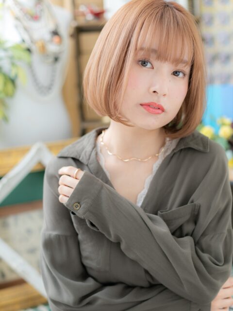 大人可愛いカーキベージュ前下がりボブ20代30代