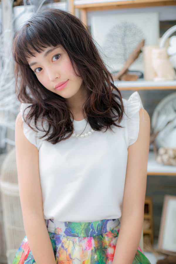 くせ毛風カールのフェミニンふわミディ