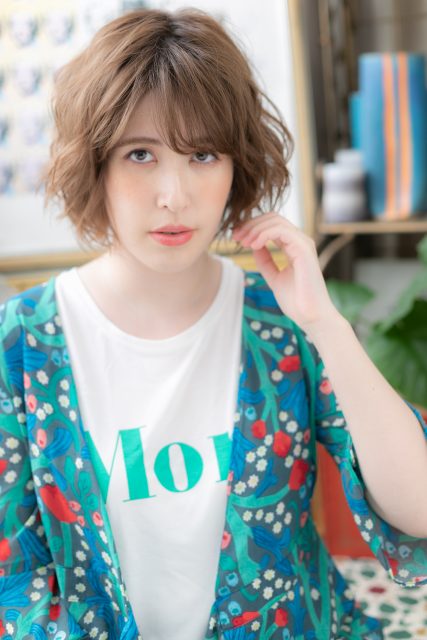 くせ毛風斜めバング外国人風ゆるふわ大人ボブ