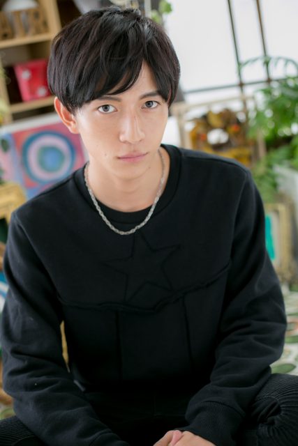 黒髪マッシュで爽やかに！サイドパート無造作ショート