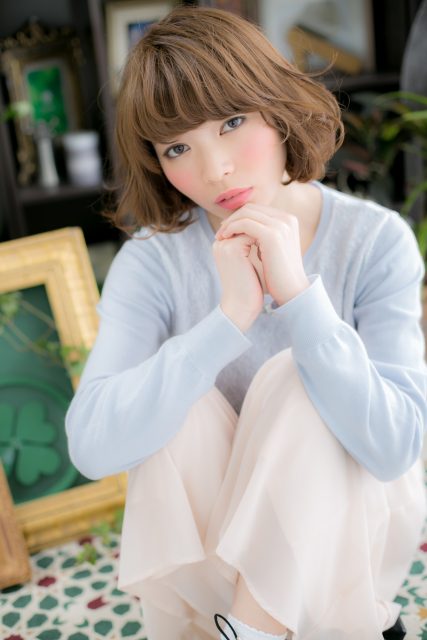 カーキベージュ大人ガーリーくせ毛風ボブルフ