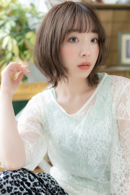 濡れ髪フェザーバング小顔前下がりロングボブ