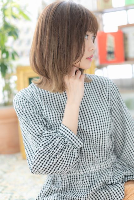 くせ毛風外ハネシースルー前髪大人ハイライト