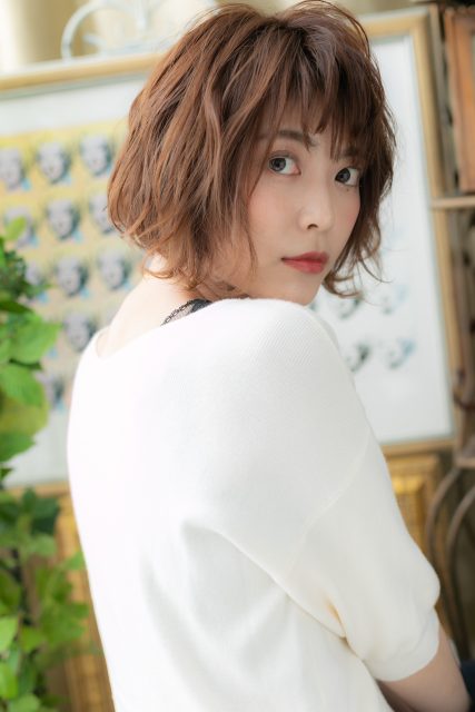 前下がり＆ハイライトくせ毛風エアリーミディ