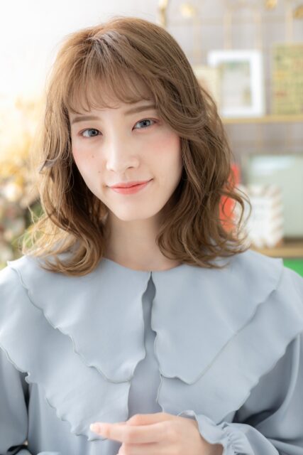 大人可愛い小顔ミルクティーベージュ艶感ミディ20代30代