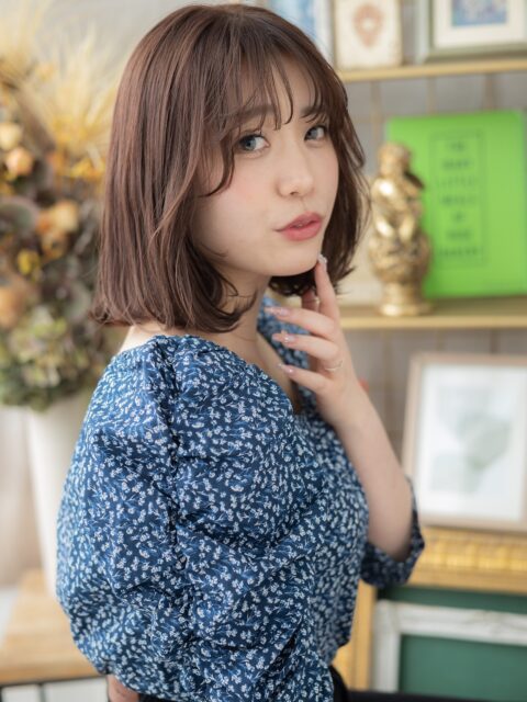 大人可愛いマロンベージュ小顔ボブ30代