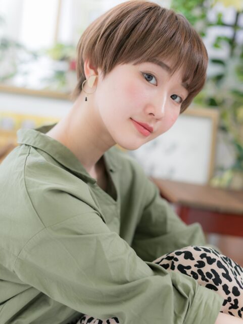 大人可愛い暖色系刈り上げショート20代30代