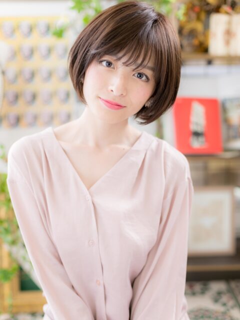 大人可愛いアッシュブラック前下がりボブ20代30代
