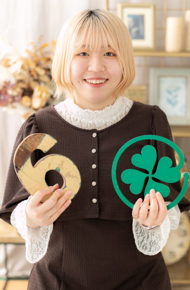 胸元 彩那