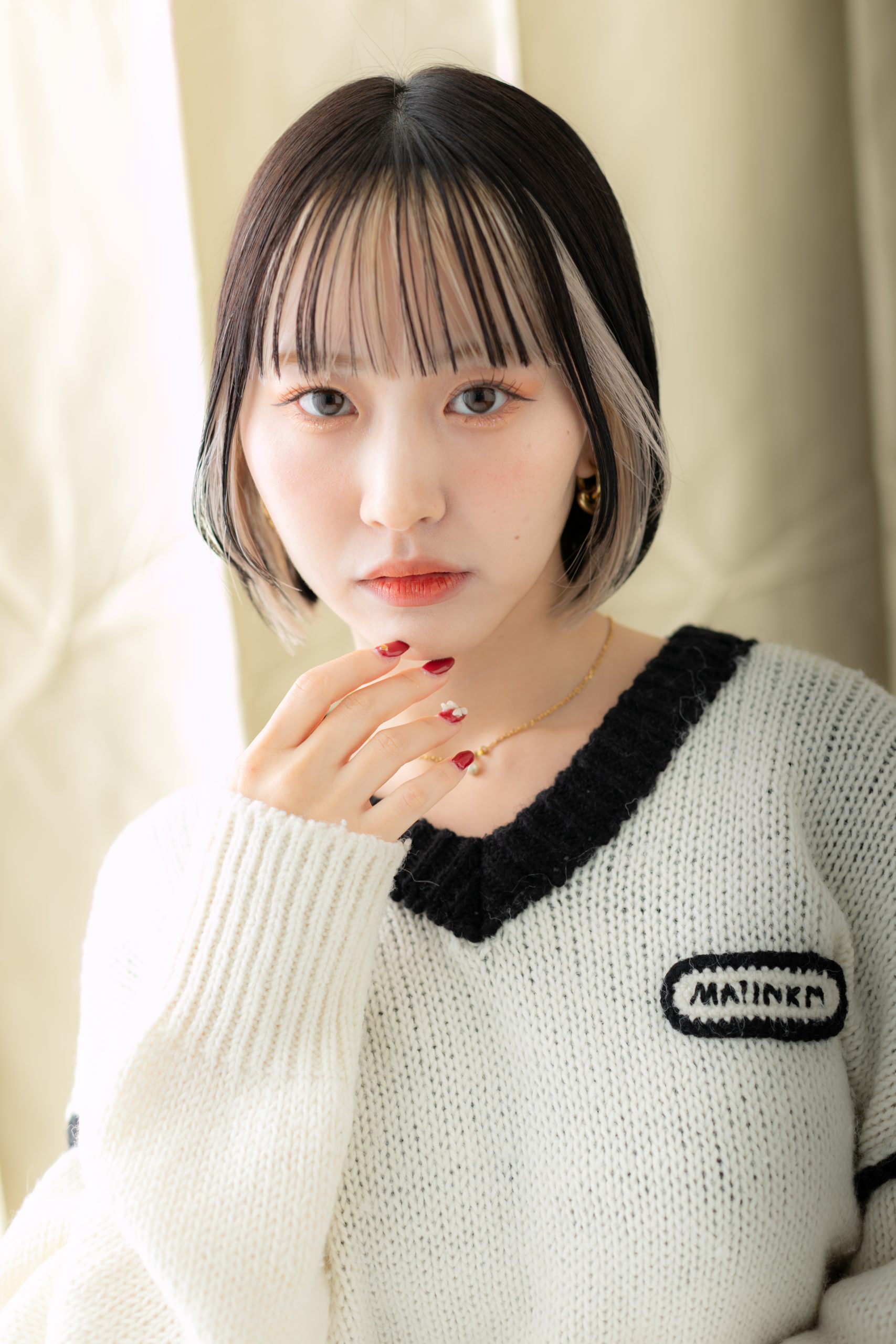 大人可愛い小顔ボブ前下がりショートハイライト　20代30代