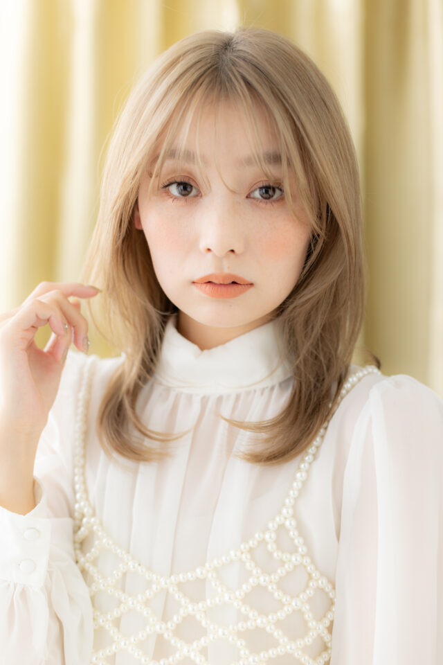 大人可愛い髪質改善小顔艶感ミディミルクティーベージュ20代30代