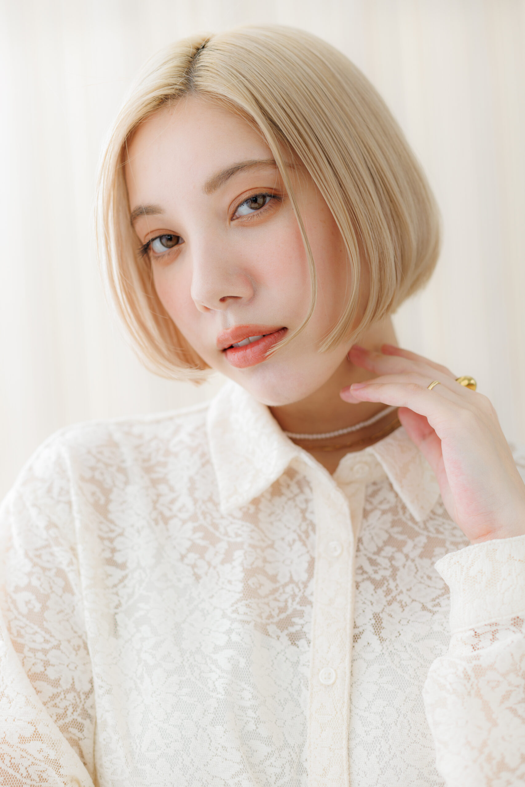 大人可愛いホワイトブロンド小顔ボブ20代30代